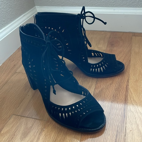 Vince Camuto Women's TARITA Cutout Lace-Up Sandal in Black Size 7W (wide) - Picture 2 of 7